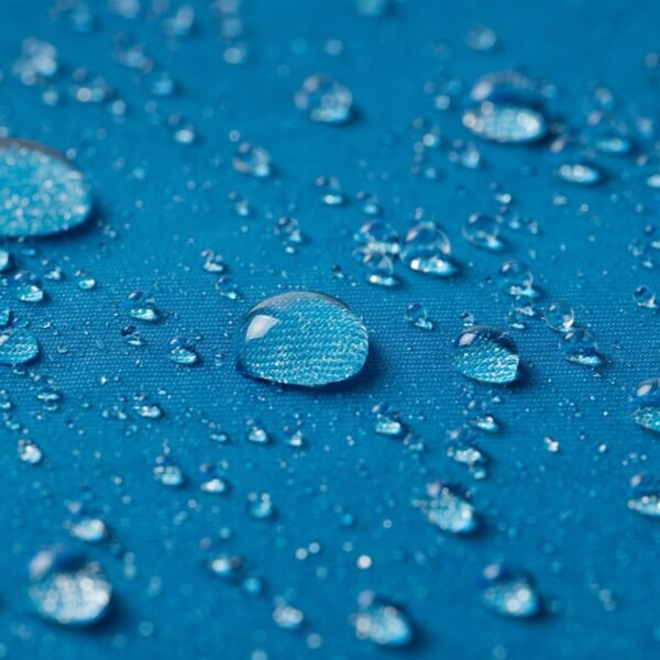 الباحثون يدرسون كيف تحتجز الأسطح الطاردة للماء جزيئات النانو البلاستيكية